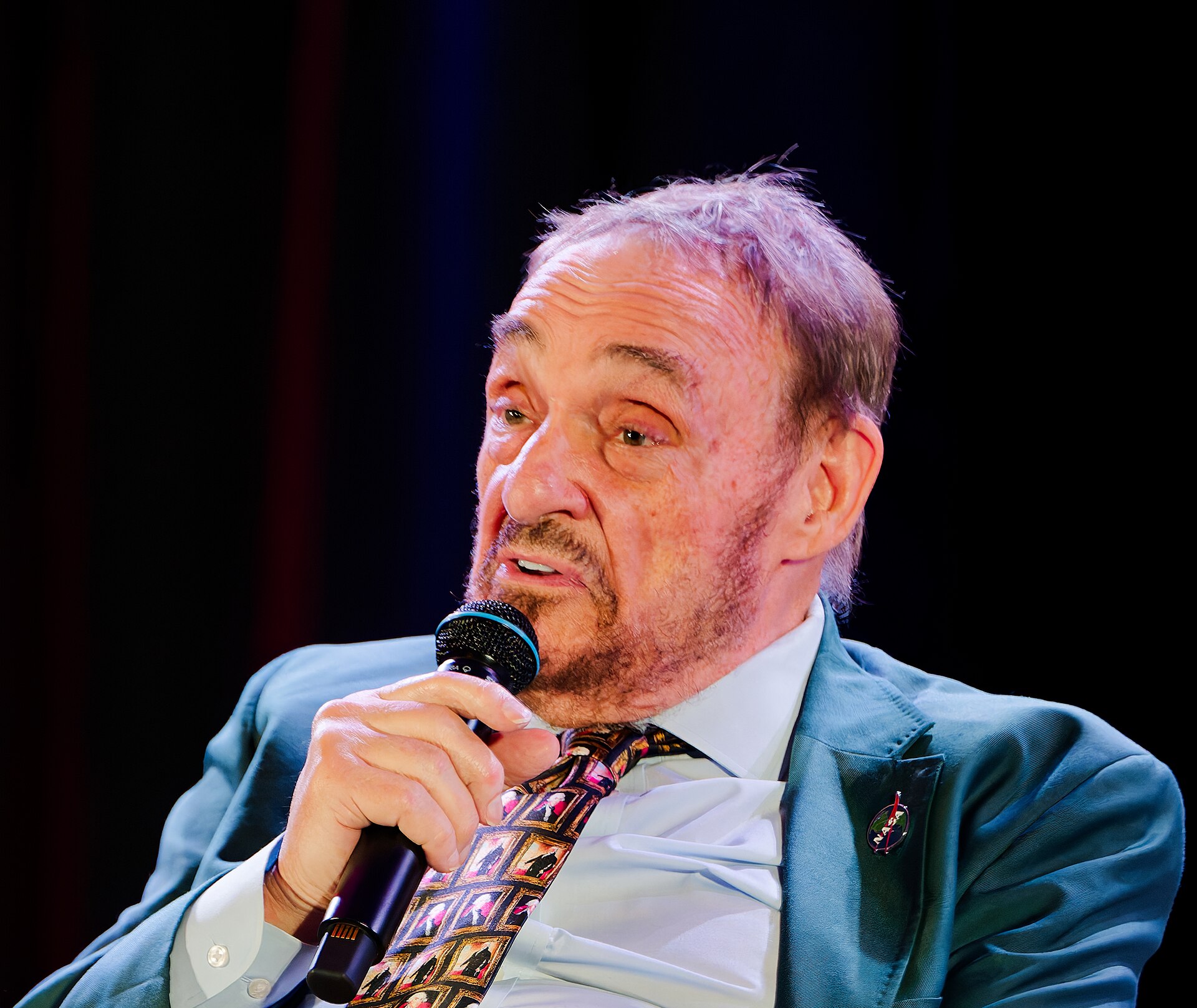 John Rhys-Davies speaking on the main stage at Rose City Comic Con