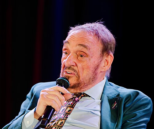 John Rhys-Davies speaking on the main stage at Rose City Comic Con