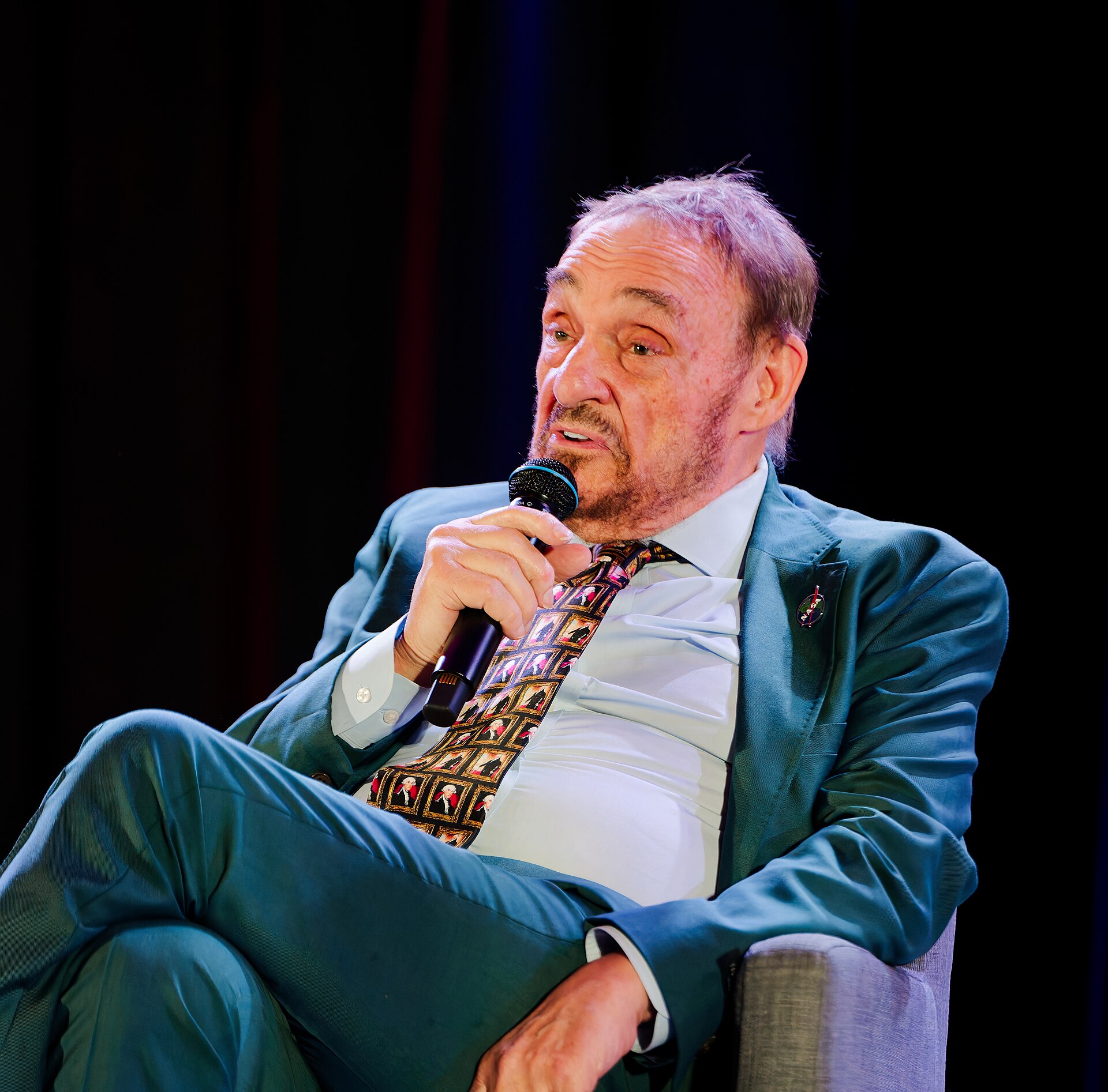 John Rhys-Davies speaking on the main stage at Rose City Comic Con