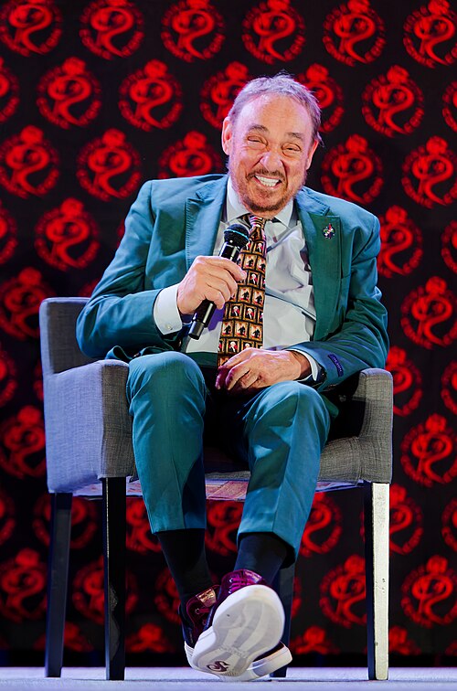 John Rhys-Davies speaking on the main stage at Rose City Comic Con