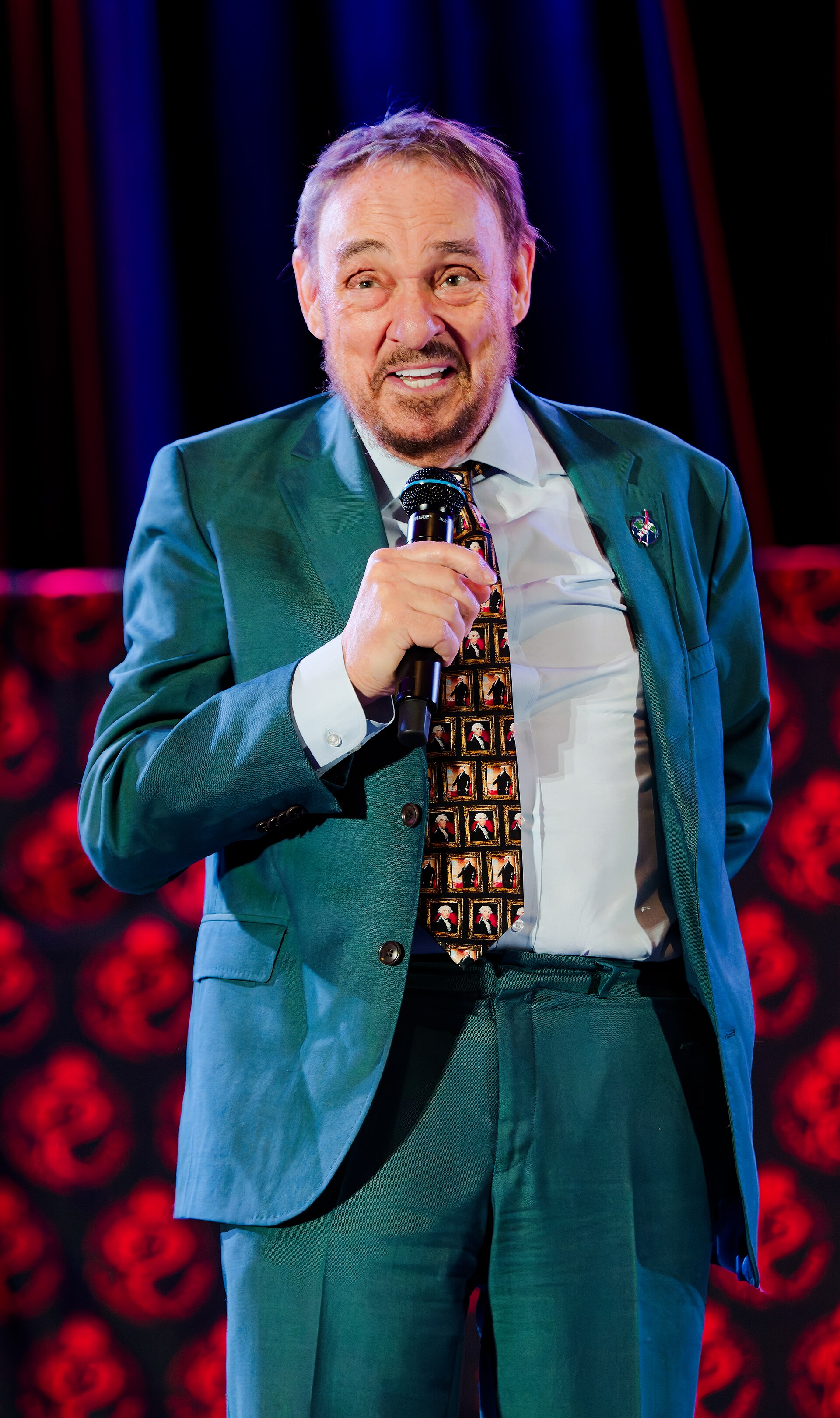 John Rhys-Davies speaking on the main stage at Rose City Comic Con