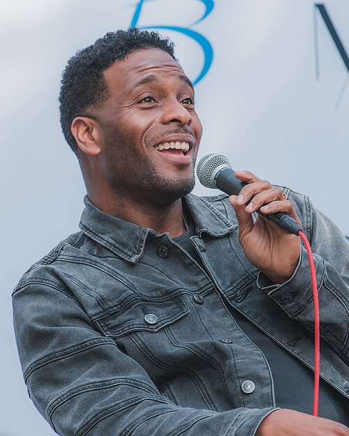 Kel Mitchell speaking at MultiCon 2025.