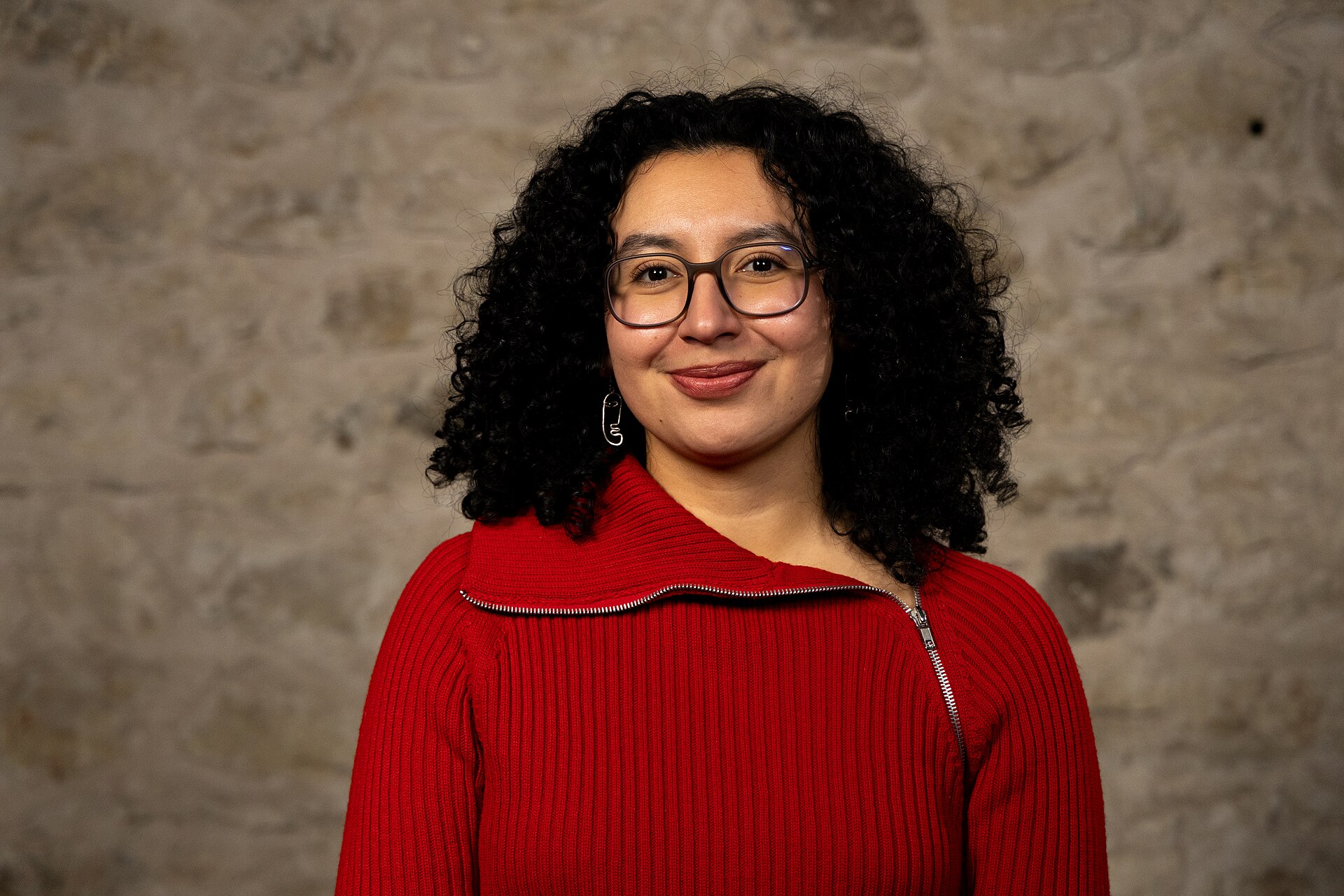 Laura Godinez, Software engineer, at the WikiPortraits studio at the 2025 SXSW Festival.