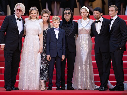 Detlev Buck, Laura Tonke, Lisa Hagmeister, Jasper Olle Billerbeck, Fatih Akın, Diane Kruger, Lars Jessen and Matthias Schweighöfer presenting the movie Amrum at the 2025 Cannes Film Festival