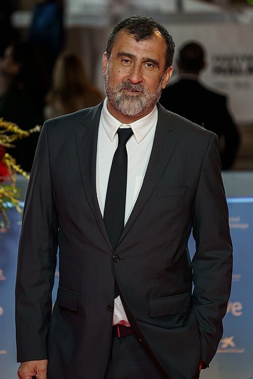 Adolfo Dávila at the Red Carpet of the Malaga 2025 Festival next to Cervantes Theater