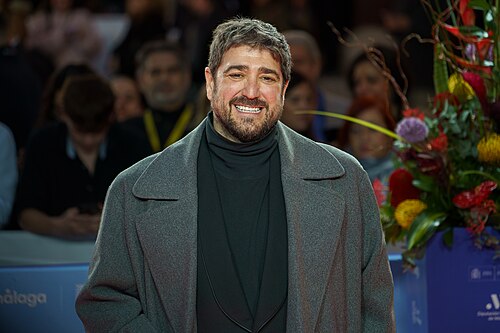 Antonio Orozco at the Red Carpet of the Malaga 2025 Festival next to Cervantes Theater
