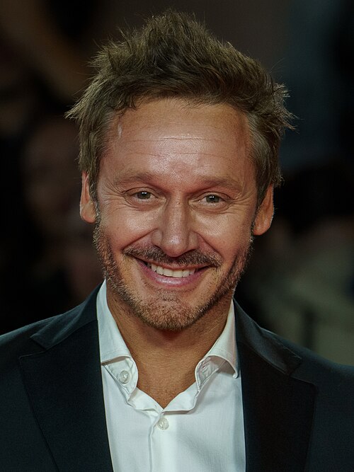 Benjamín Vicuña at the Red Carpet of the Malaga 2025 Festival next to Cervantes Theater