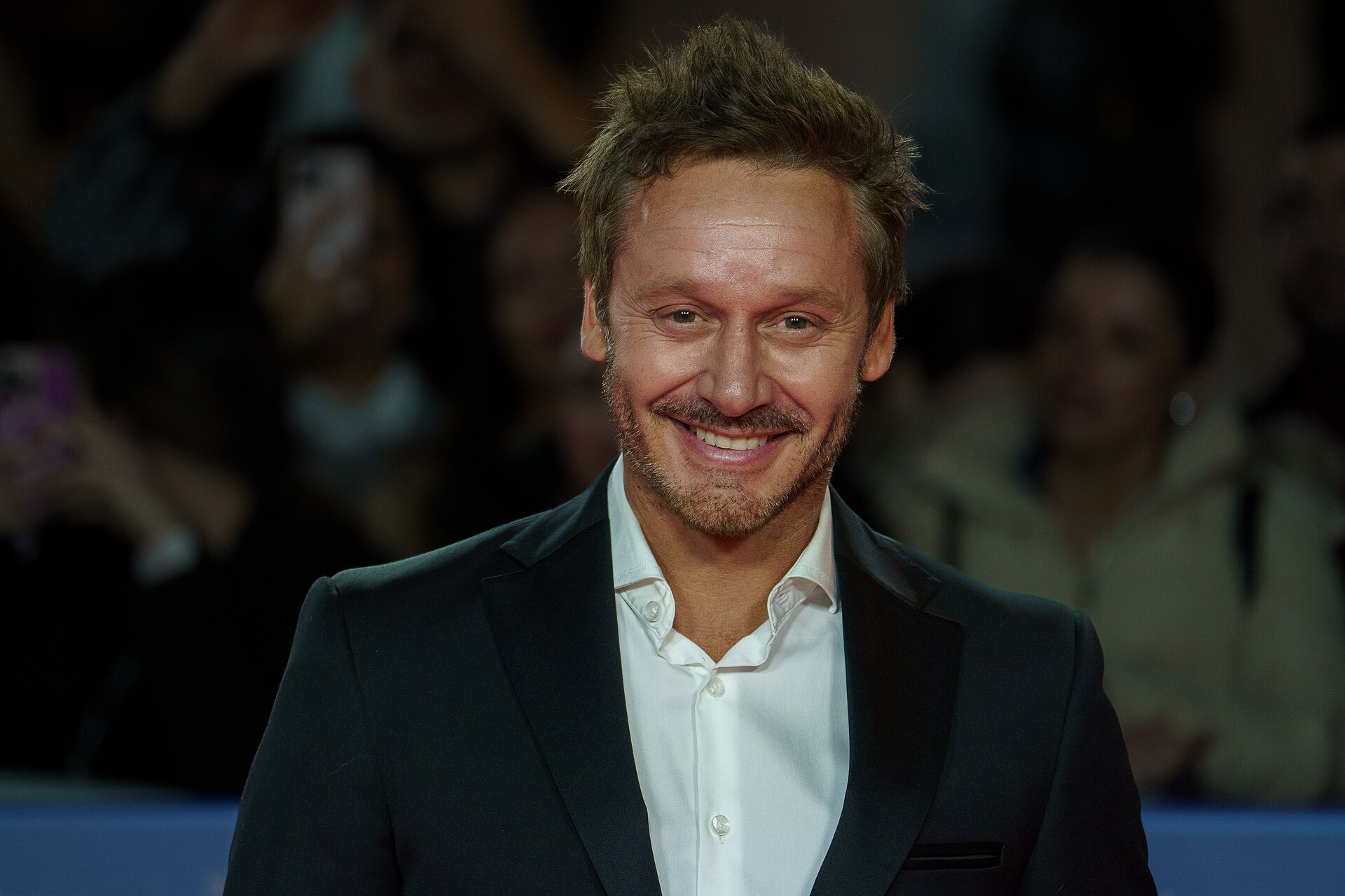 Benjamín Vicuña at the Red Carpet of the Malaga 2025 Festival next to Cervantes Theater