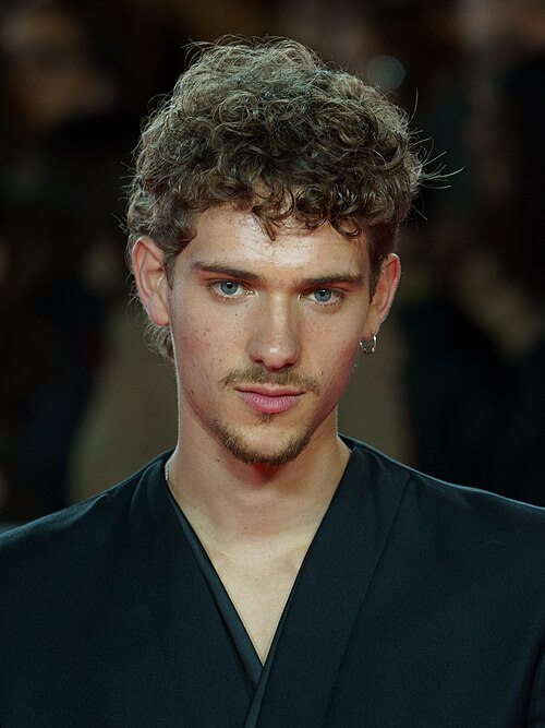 Hugo Welzel at the Red Carpet of the Malaga 2025 Festival next to Cervantes Theater