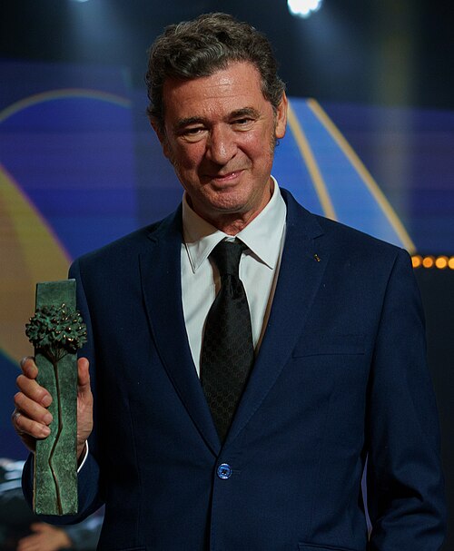 Julio Medem on the stage of the Cervantes Theater with the Biznaga of the Audience Award at the Malaga Festival 2025