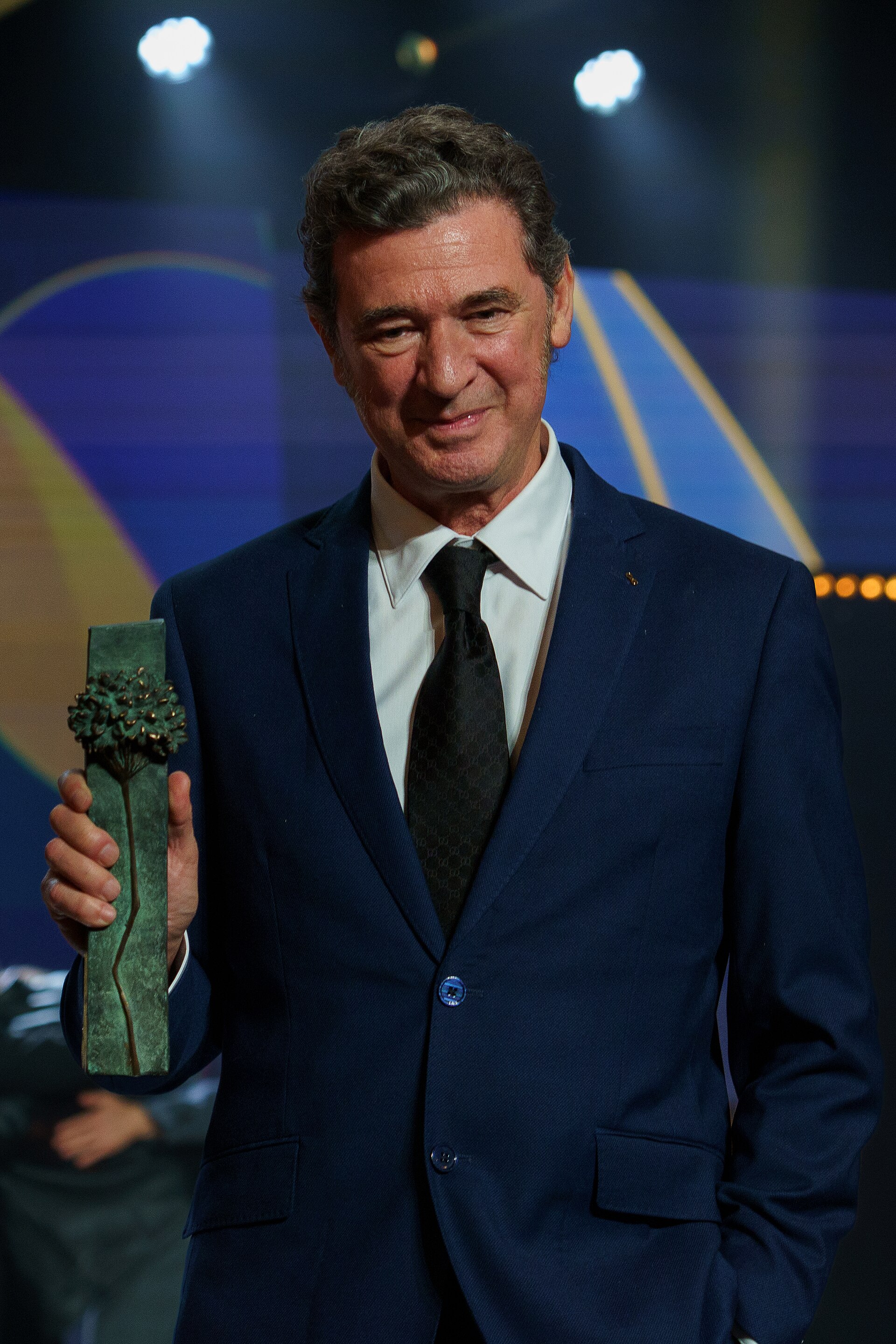 Julio Medem on the stage of the Cervantes Theater with the Biznaga of the Audience Award at the Malaga Festival 2025