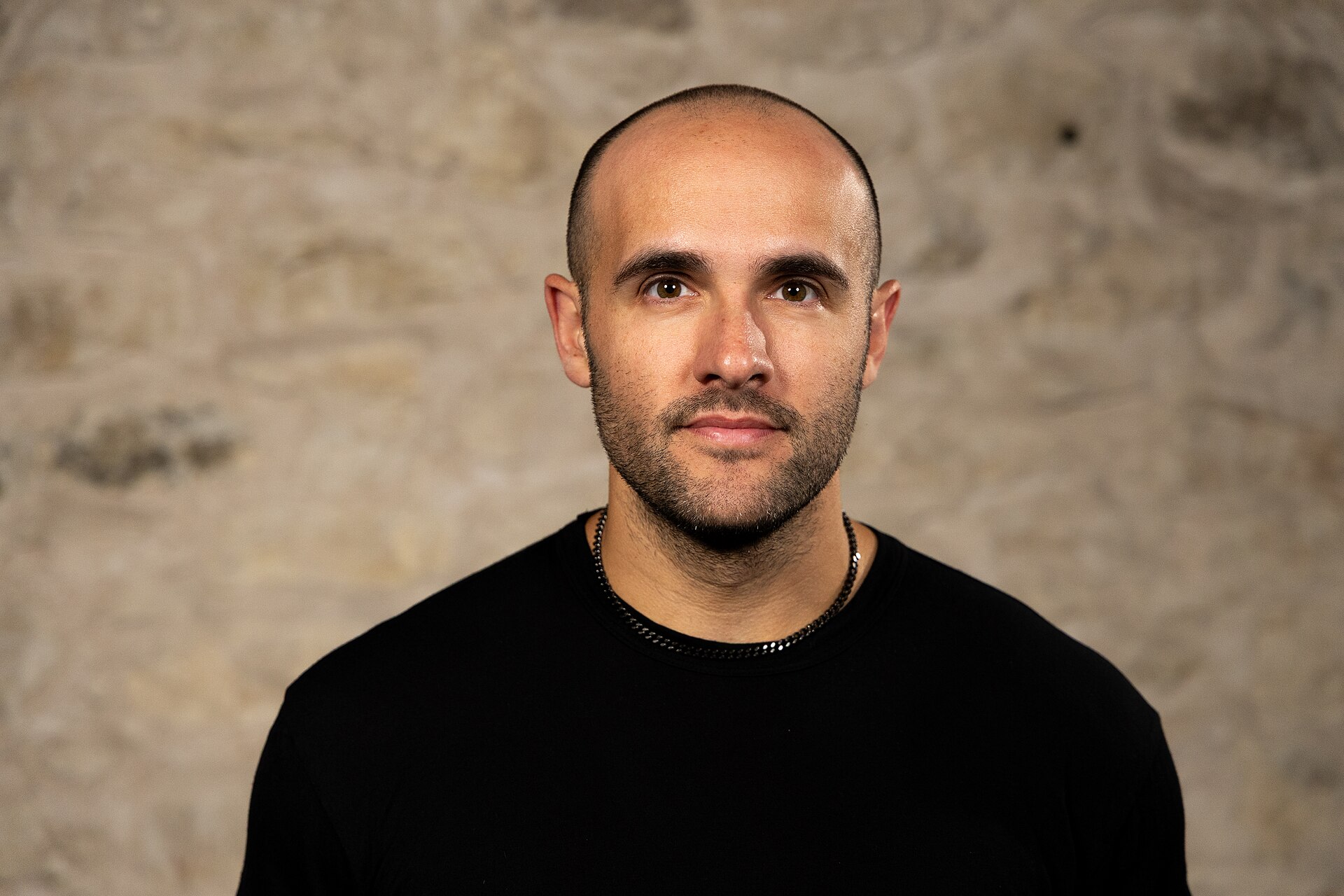 Michael Grinn, Cardiothoracic Anesthesiologist, at the WikiPortraits studio at the 2025 SXSW Festival.