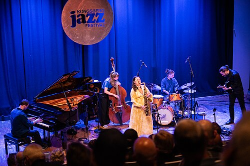 Mona Krogstad "Serenity now" med Veslemøy Narvesen, Hogne Kleiberg, Kertu Auer og special guest Kristoffer Lo. Sølvsalen, Kongsberg Jazzfestival 2024.
Foto: Birgit Fostervold @knipselyst

CC: BY-SA 2.0