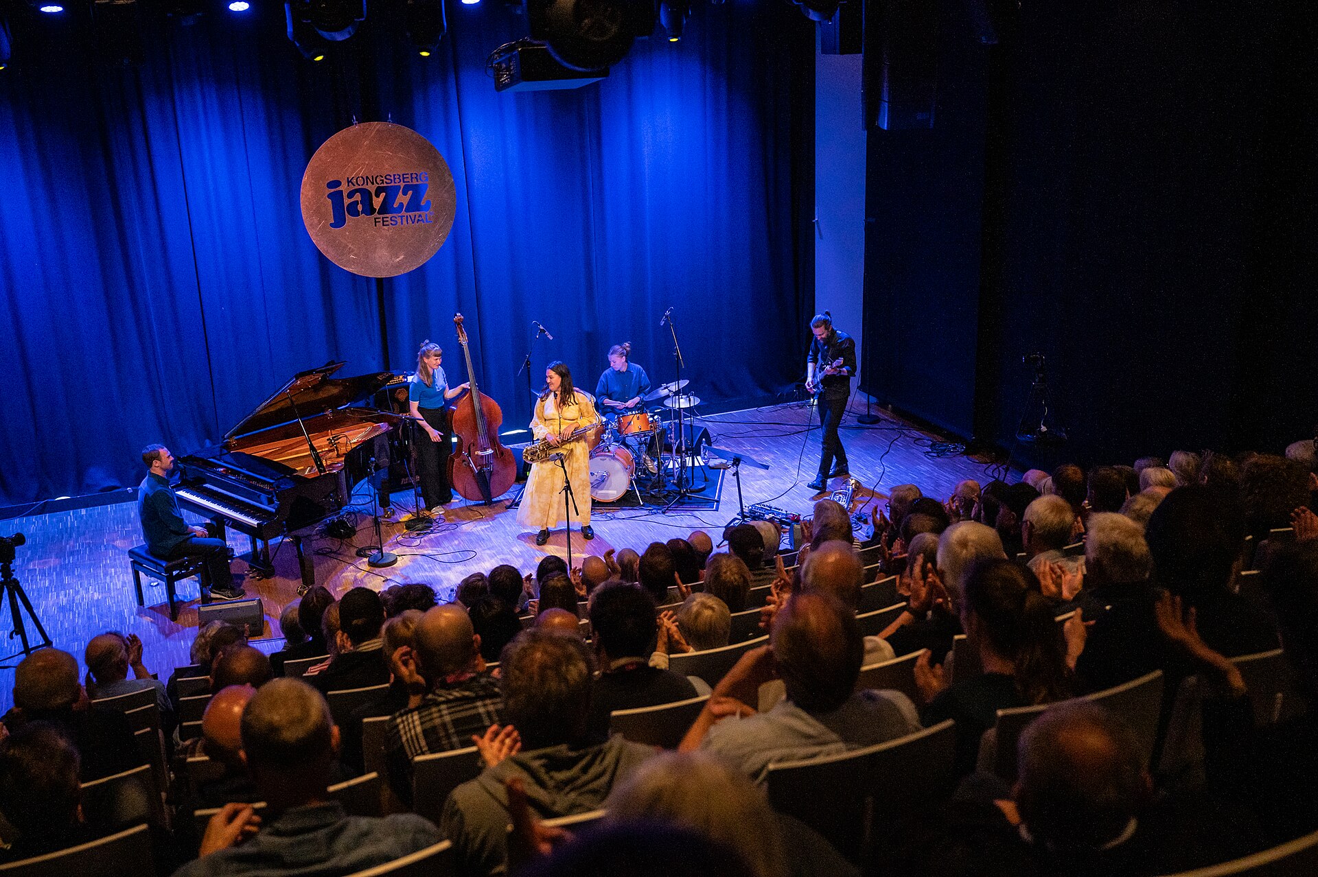 Mona Krogstad "Serenity now" med Veslemøy Narvesen, Hogne Kleiberg, Kertu Auer og special guest Kristoffer Lo. Sølvsalen, Kongsberg Jazzfestival 2024.
Foto: Birgit Fostervold @knipselyst

CC: BY-SA 2.0