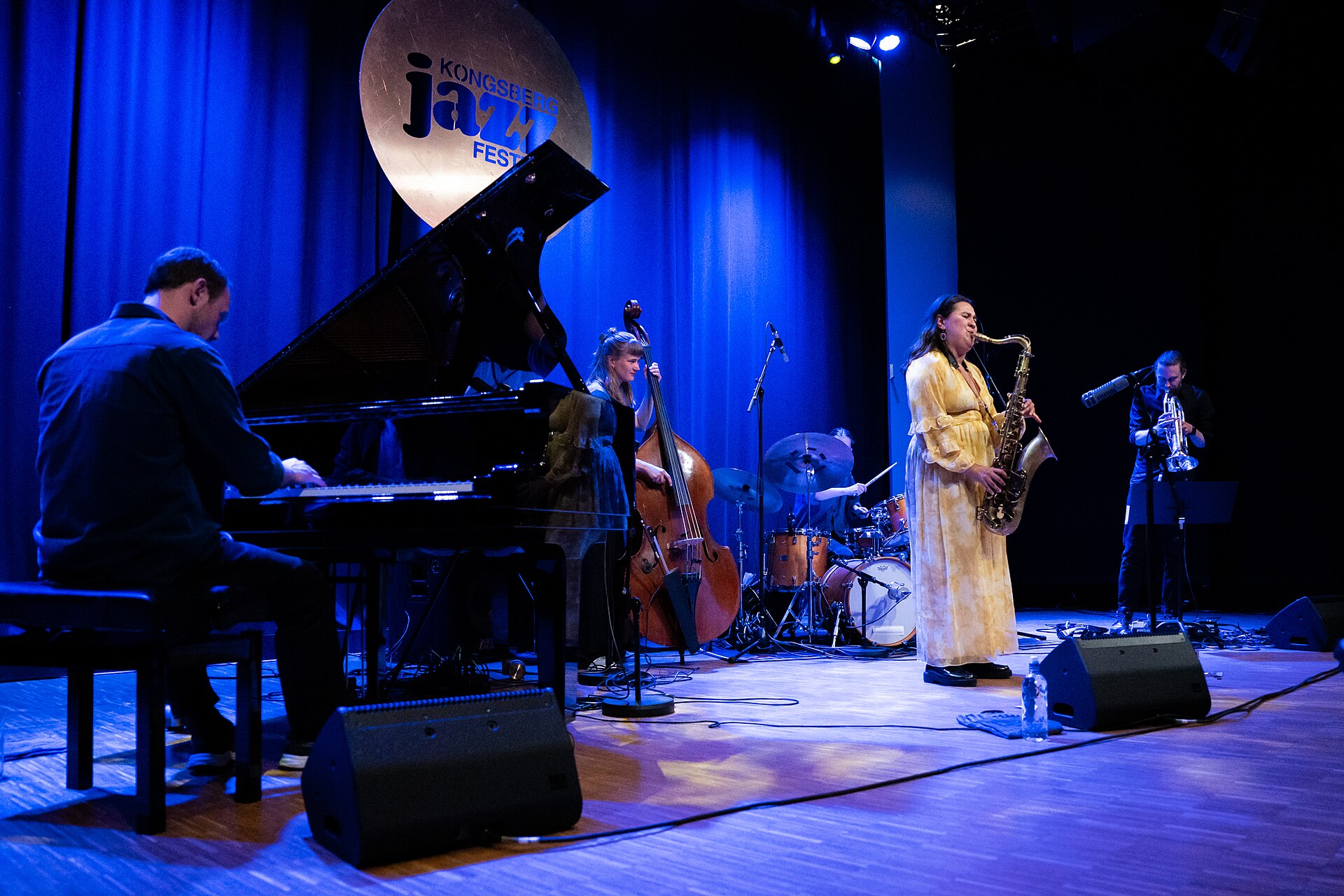 Mona Krogstad "Serenity now" med Veslemøy Narvesen, Hogne Kleiberg, Kertu Auer og special guest Kristoffer Lo. Sølvsalen, Kongsberg Jazzfestival 2024.
Foto: Birgit Fostervold @knipselyst

CC: BY-SA 2.0