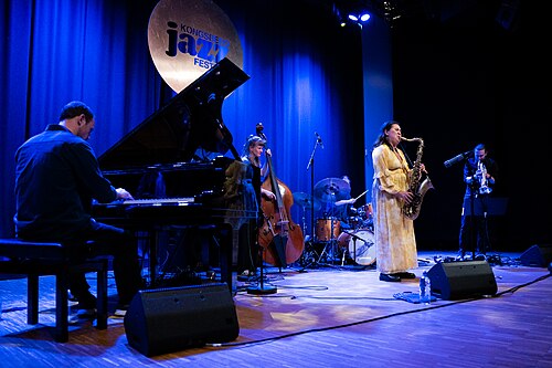 Mona Krogstad "Serenity now" med Veslemøy Narvesen, Hogne Kleiberg, Kertu Auer og special guest Kristoffer Lo. Sølvsalen, Kongsberg Jazzfestival 2024.
Foto: Birgit Fostervold @knipselyst

CC: BY-SA 2.0