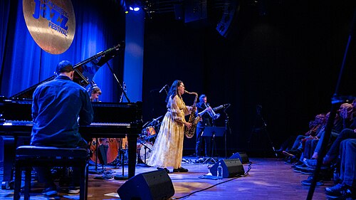 Mona Krogstad "Serenity now" med Veslemøy Narvesen, Hogne Kleiberg, Kertu Auer og special guest Kristoffer Lo. Sølvsalen, Kongsberg Jazzfestival 2024.
Foto: Birgit Fostervold @knipselyst

CC: BY-SA 2.0