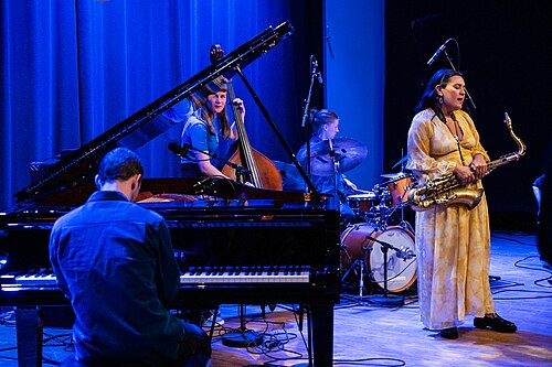 Mona Krogstad "Serenity now" med Veslemøy Narvesen, Hogne Kleiberg, Kertu Auer og special guest Kristoffer Lo. Sølvsalen, Kongsberg Jazzfestival 2024.
Foto: Birgit Fostervold @knipselyst

CC: BY-SA 2.0