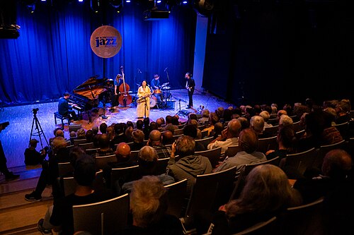 Mona Krogstad "Serenity now" med Veslemøy Narvesen, Hogne Kleiberg, Kertu Auer og special guest Kristoffer Lo. Sølvsalen, Kongsberg Jazzfestival 2024.
Foto: Birgit Fostervold @knipselyst

CC: BY-SA 2.0