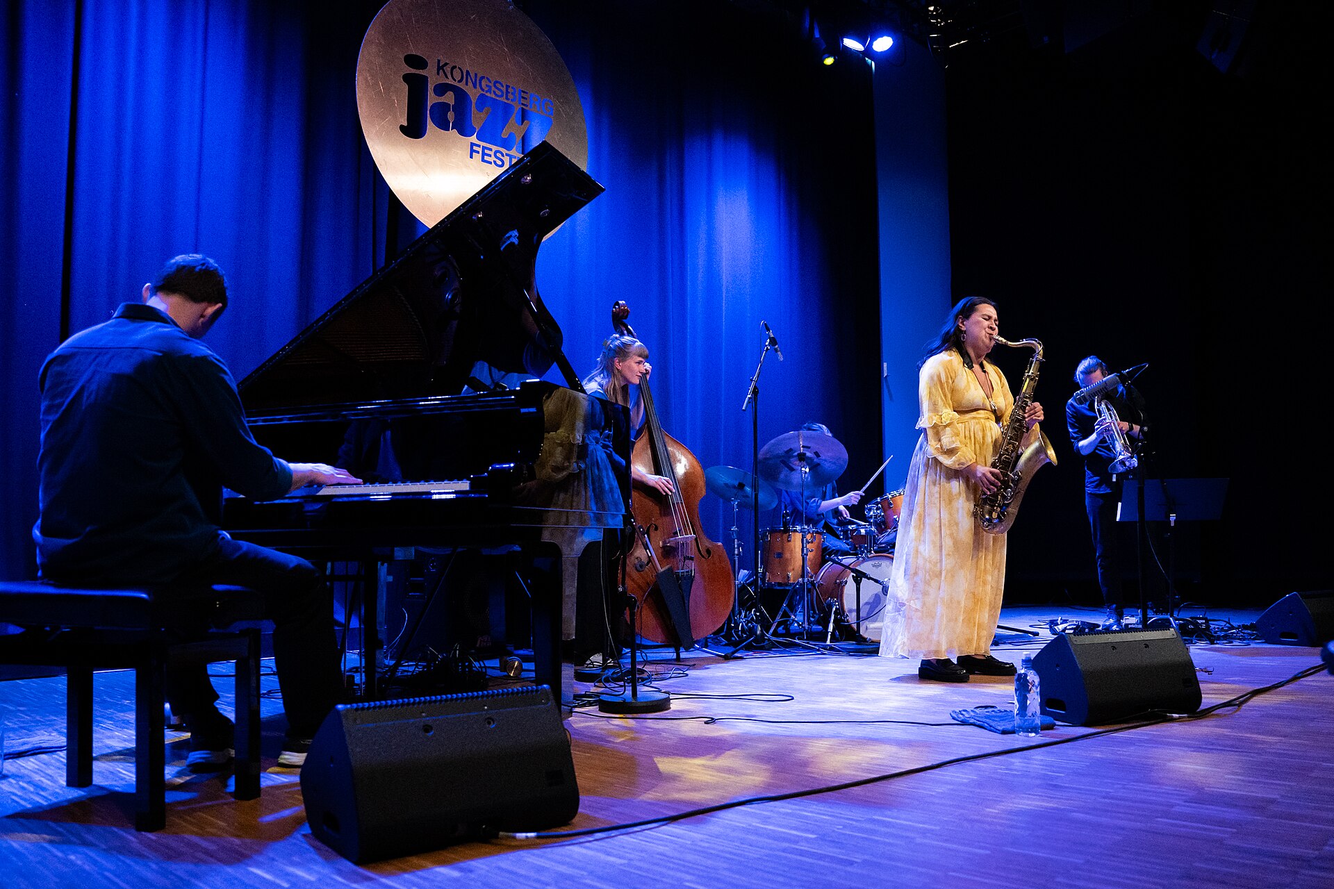 Mona Krogstad "Serenity now" med Veslemøy Narvesen, Hogne Kleiberg, Kertu Auer og special guest Kristoffer Lo. Sølvsalen, Kongsberg Jazzfestival 2024.
Foto: Birgit Fostervold @knipselyst

CC: BY-SA 2.0