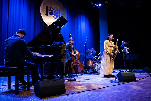 Mona Krogstad "Serenity now" med Veslemøy Narvesen, Hogne Kleiberg, Kertu Auer og special guest Kristoffer Lo. Sølvsalen, Kongsberg Jazzfestival 2024.
Foto: Birgit Fostervold @knipselyst

CC: BY-SA 2.0