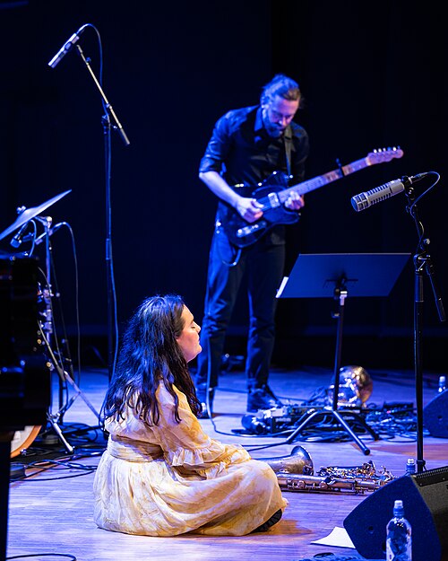 Mona Krogstad "Serenity now" med Veslemøy Narvesen, Hogne Kleiberg, Kertu Auer og special guest Kristoffer Lo. Sølvsalen, Kongsberg Jazzfestival 2024.
Foto: Birgit Fostervold @knipselyst

CC: BY-SA 2.0