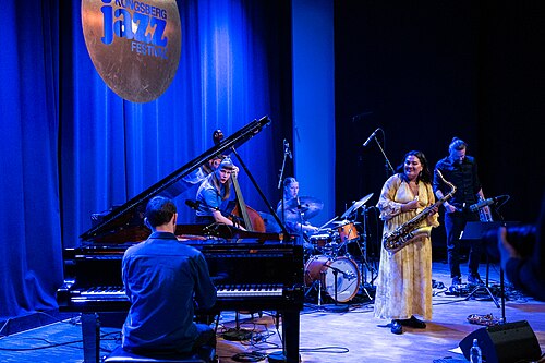 Mona Krogstad "Serenity now" med Veslemøy Narvesen, Hogne Kleiberg, Kertu Auer og special guest Kristoffer Lo. Sølvsalen, Kongsberg Jazzfestival 2024.
Foto: Birgit Fostervold @knipselyst

CC: BY-SA 2.0