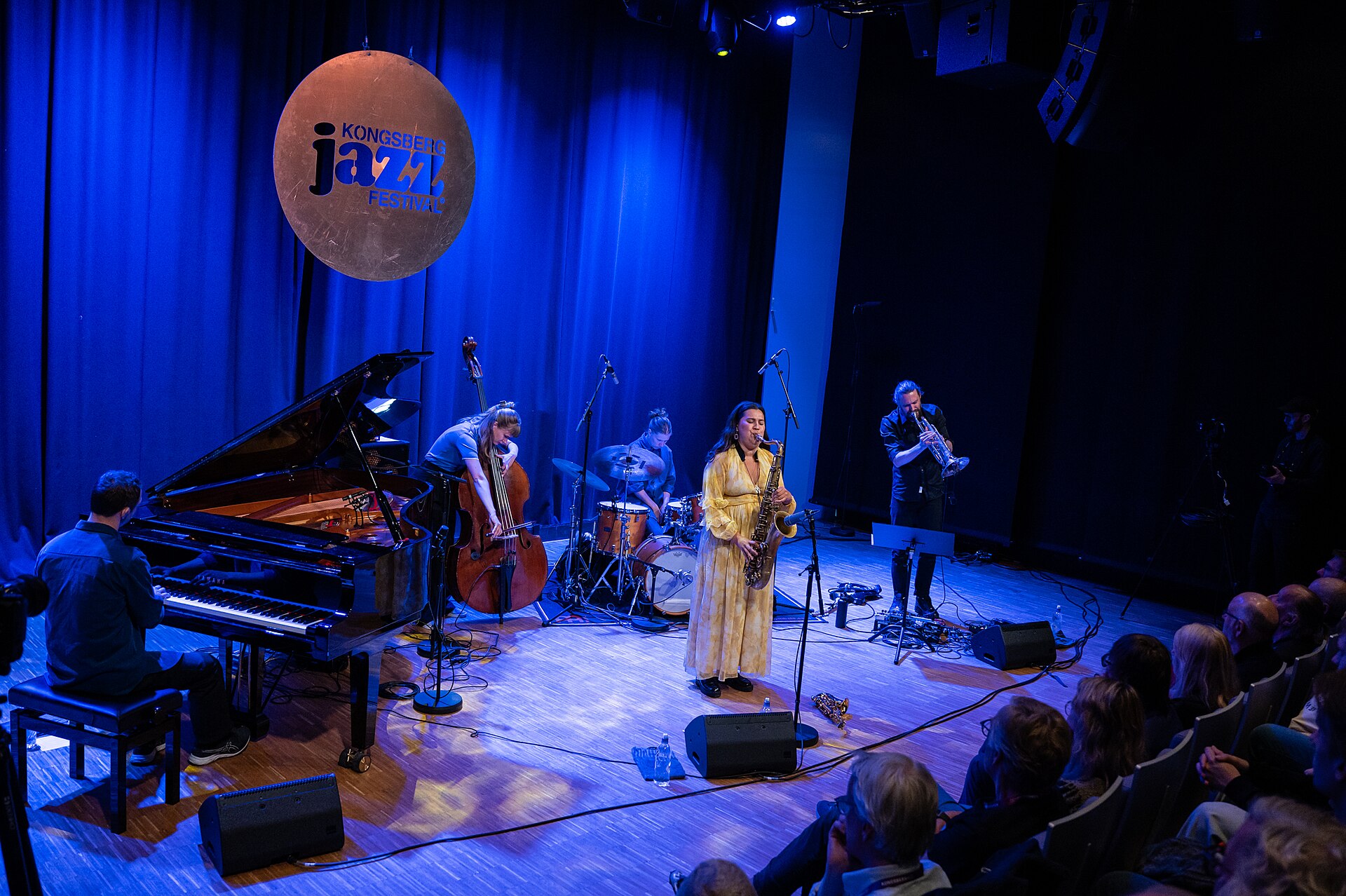 Mona Krogstad "Serenity now" med Veslemøy Narvesen, Hogne Kleiberg, Kertu Auer og special guest Kristoffer Lo. Sølvsalen, Kongsberg Jazzfestival 2024.
Foto: Birgit Fostervold @knipselyst

CC: BY-SA 2.0