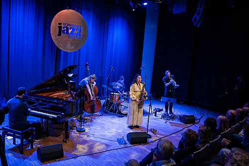 Mona Krogstad "Serenity now" med Veslemøy Narvesen, Hogne Kleiberg, Kertu Auer og special guest Kristoffer Lo. Sølvsalen, Kongsberg Jazzfestival 2024.
Foto: Birgit Fostervold @knipselyst

CC: BY-SA 2.0
