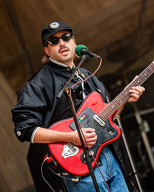 Morten Martens med bandet Les Imprimés på festivalen Ravnedalen Live i Kristiansand, 2024