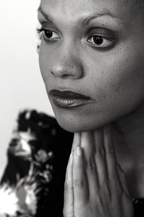 Portrait photographique de Tatiana Heintz du groupe OKOU