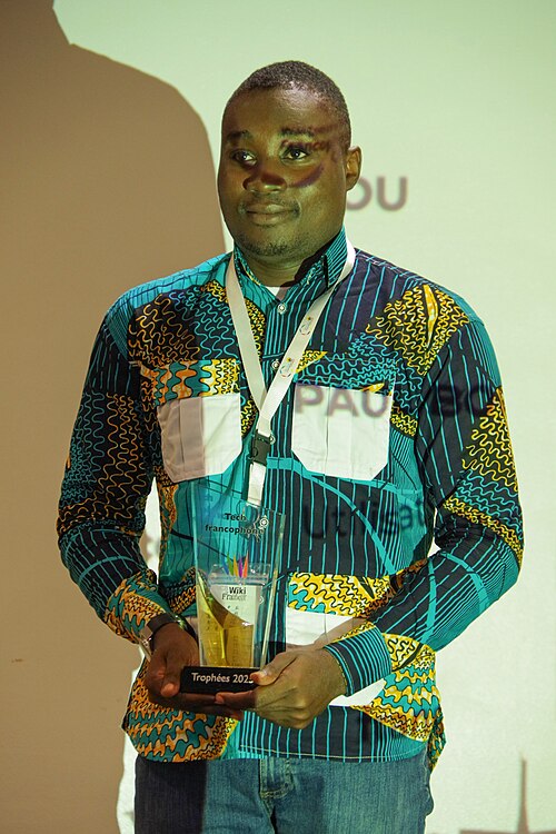 Paul Bouaffou, lauréat du Prix du Meilleur Tech Francophone à la WikiConvention francophone 2025 à Cotonou