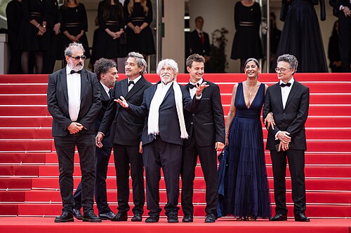 Cast and director of the film L'Homme qui a vu l'ours qui a vu l'homme at the 2025 Cannes Film Festival