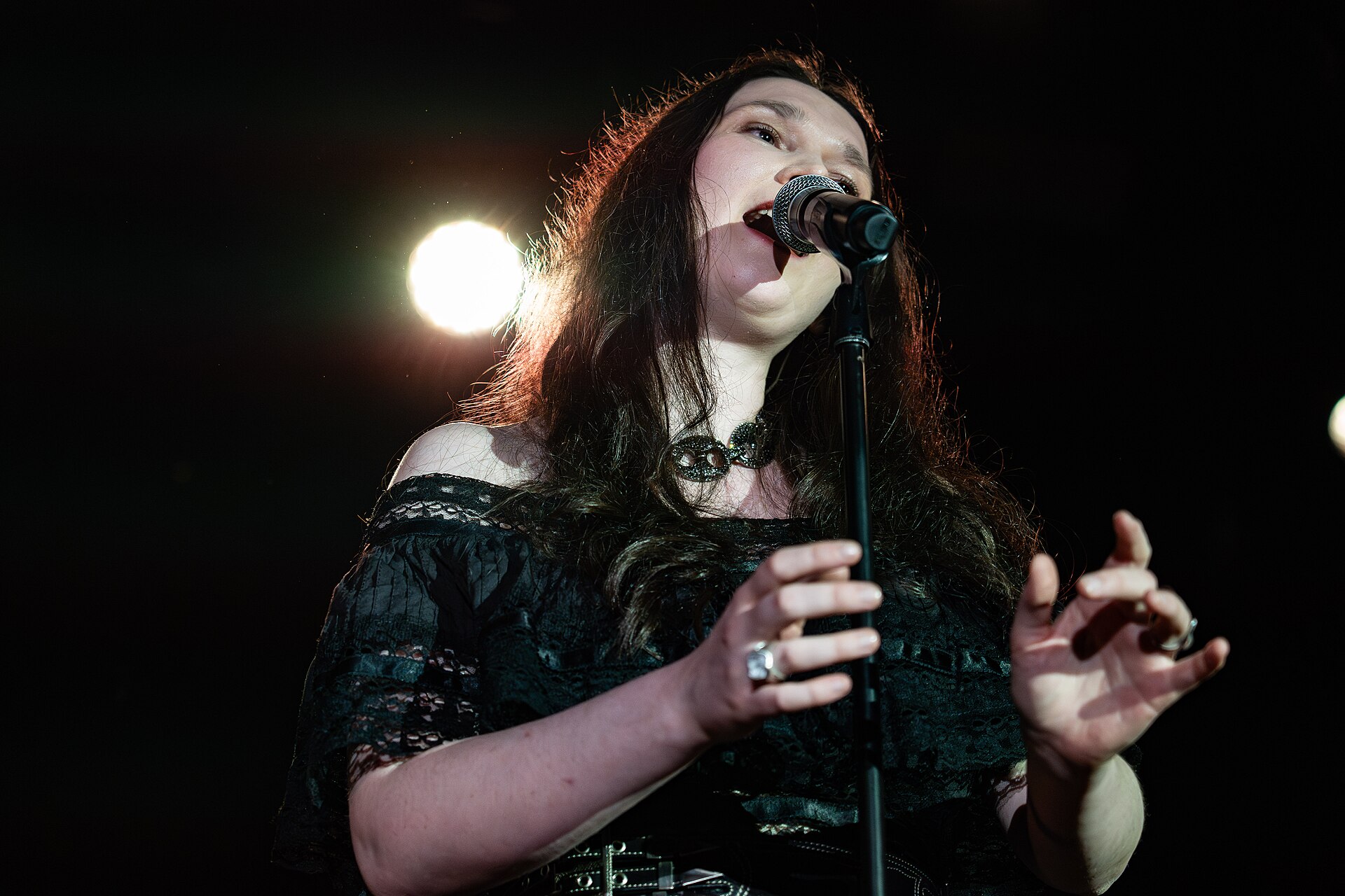 Zoë Më on stage at the Sala La Riviera in Madrid during Prepary Spain 2025