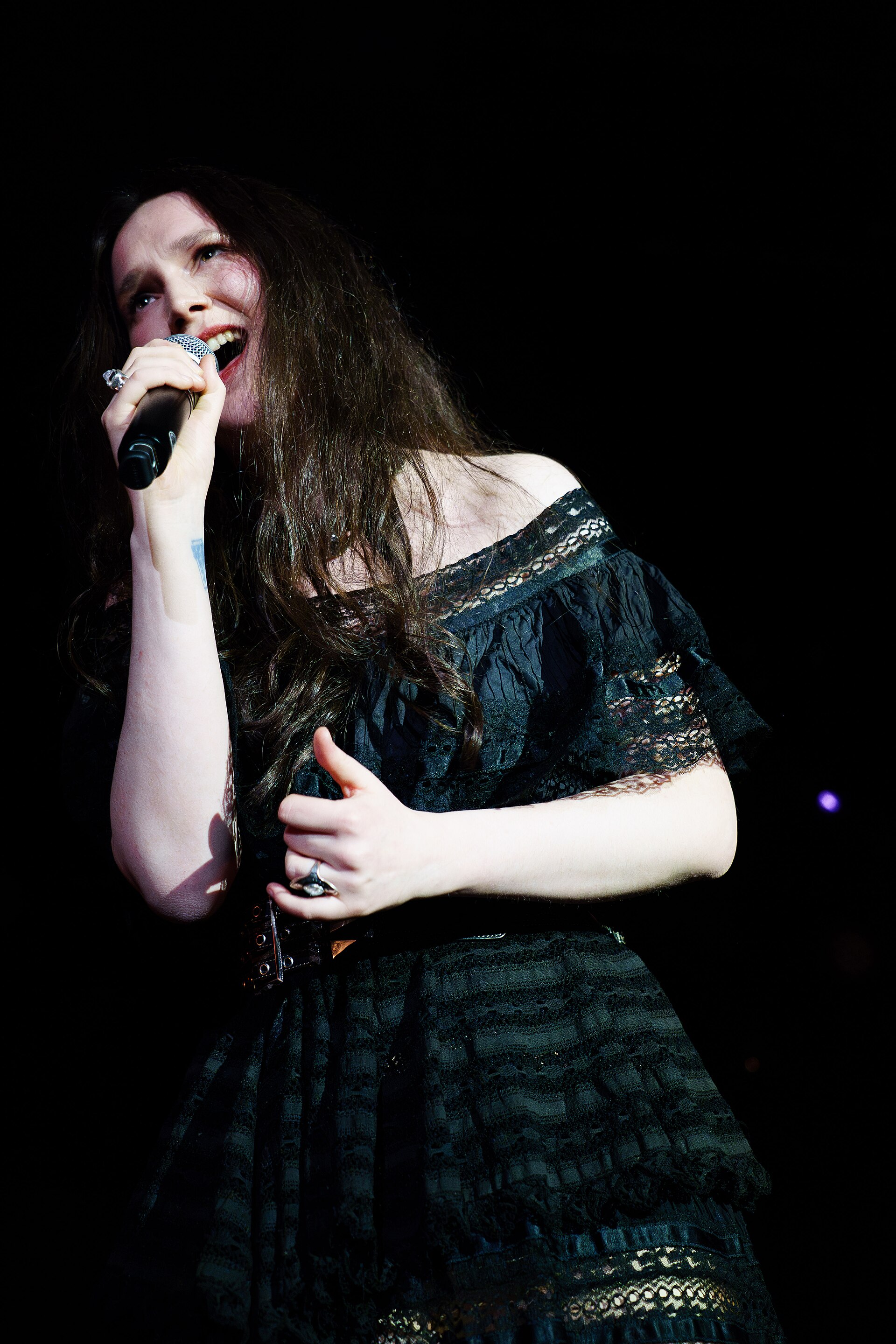 Zoë Më on stage at the Sala La Riviera in Madrid during Prepary Spain 2025