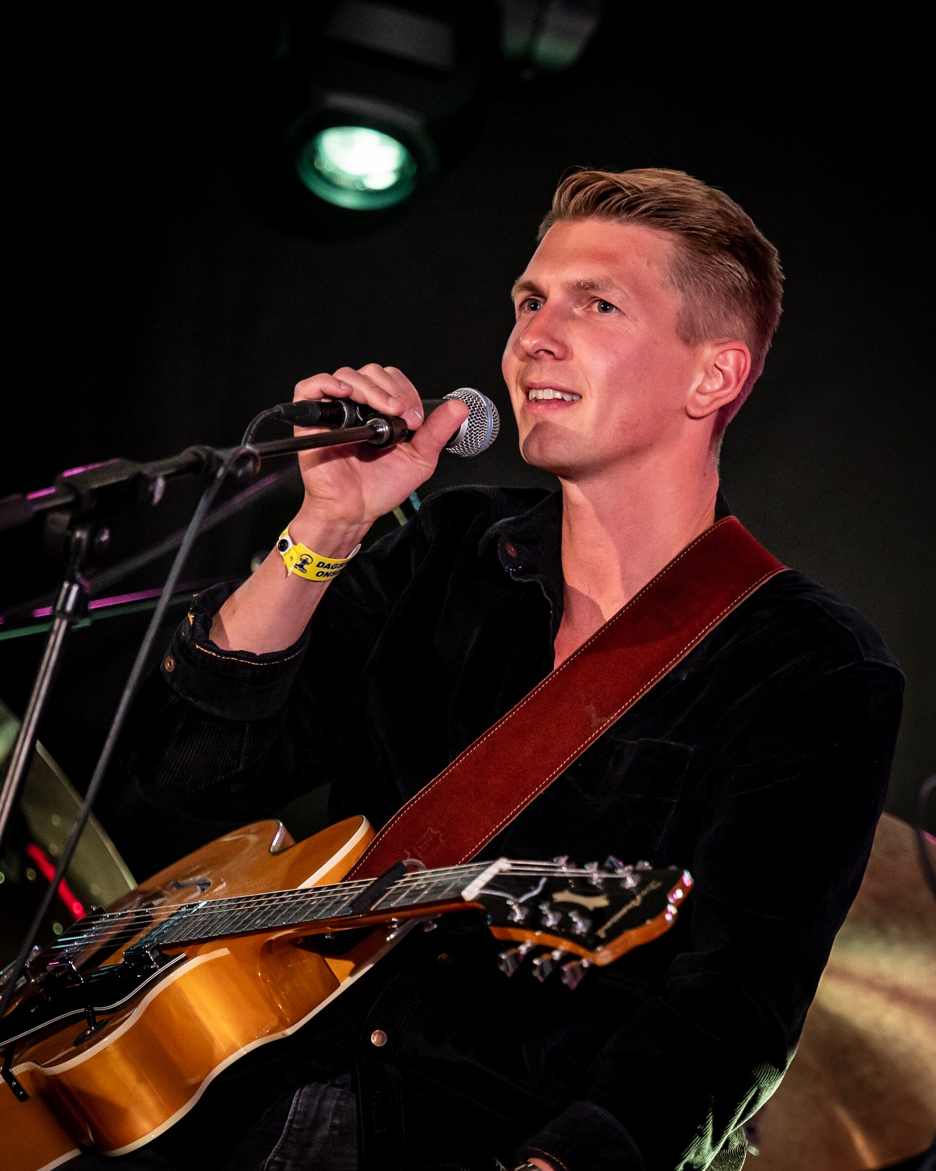 Simen Munthe-Kaas Rem opptrer sammen med sin far Håvard Rem på festivalen Canal Street i Arendal i 2022