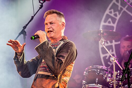 Trygve Mathiesen opptrer med Ym:stammen på Midgardsblot viking og metal festival i Borre, 20. august 2022. Dette var bandets første opptreden på 23 år.