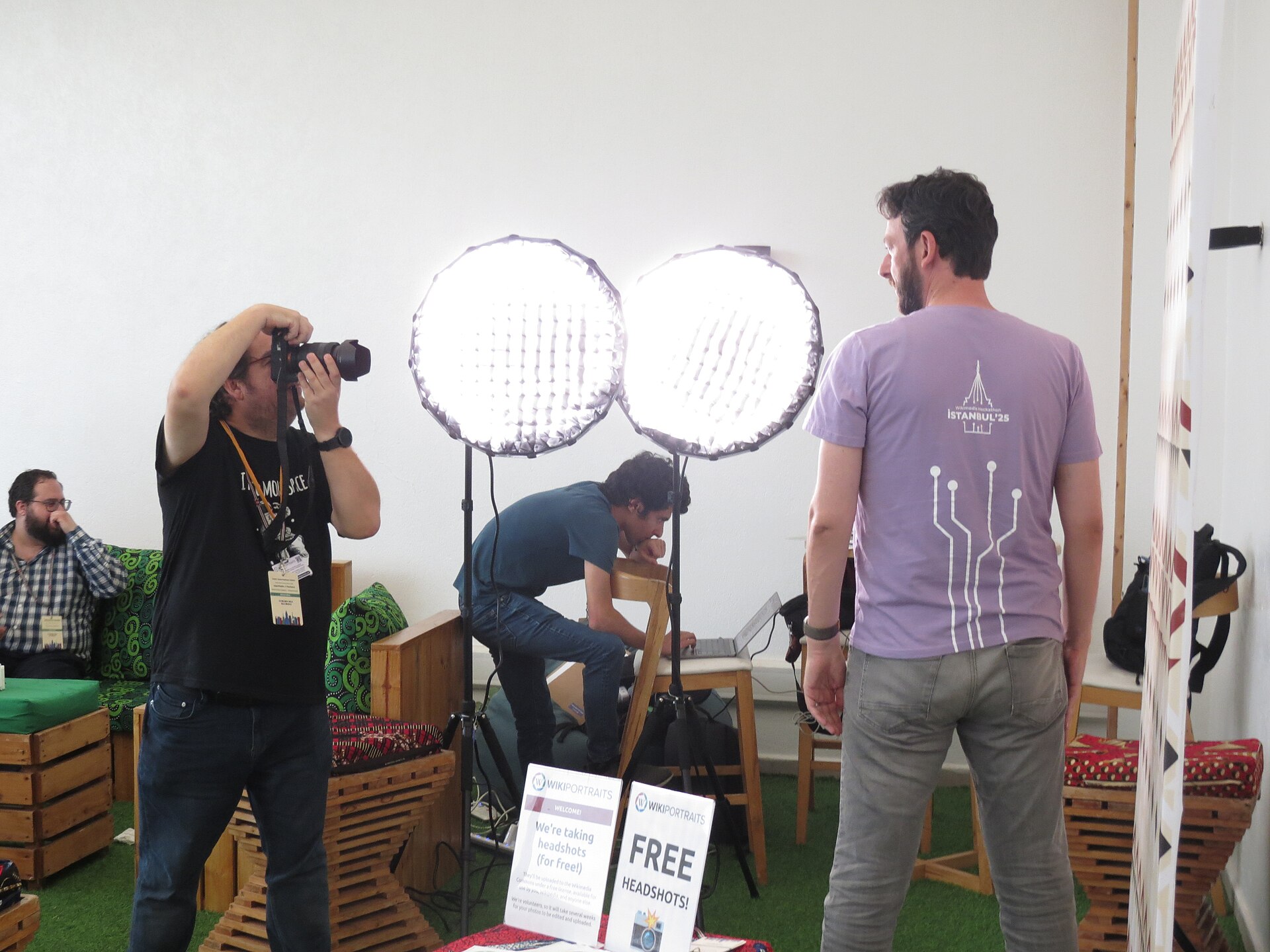 ช่างภาพ WikiPortraits กำลังถ่ายรูปผู้เข้าร่วมงาน Wikimania 2025