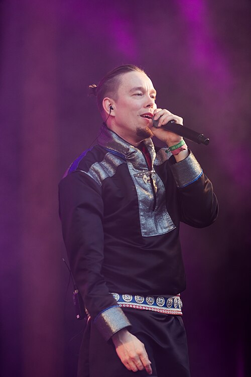Áilu Valle performing at the 2025 Riddu Riđđu
