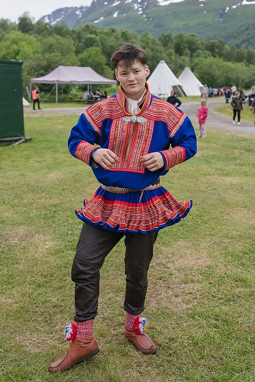 Áslat Gaup at 2025 Riddu Riđđu wearing a traditional gákti