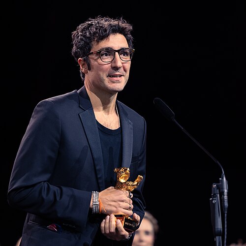 Director İlker Çatak with the Golden Bear at the award ceremony of the 2026 Berlin International Film Festival