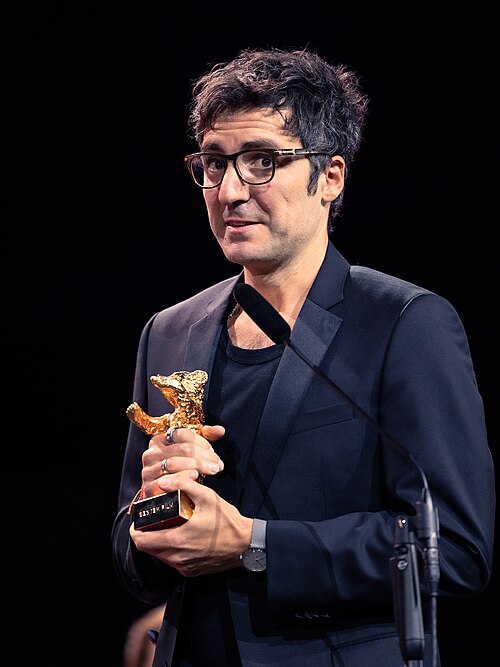 Director İlker Çatak with the Golden Bear at the award ceremony of the 2026 Berlin International Film Festival