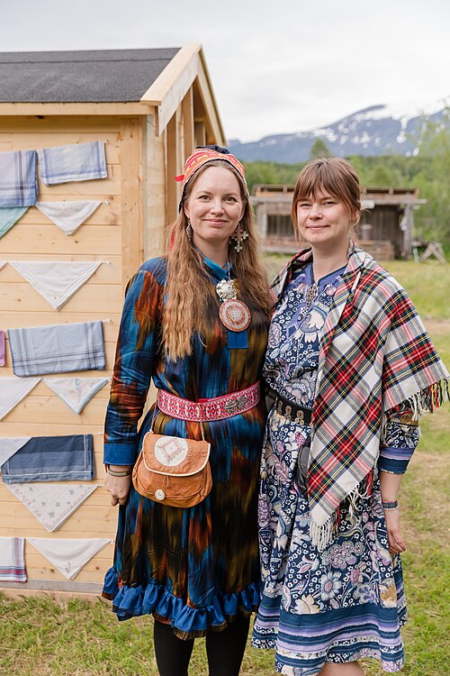 Astrid Gaup Skancke and Hannah Albrigtsen wearing Sámi gáktis