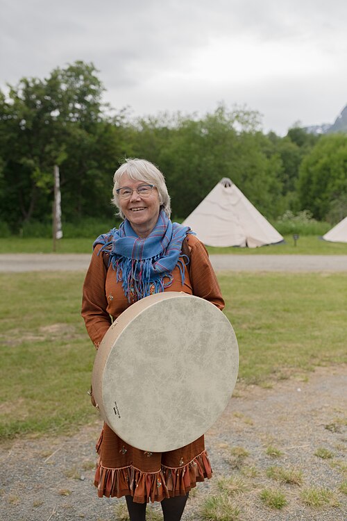 Berit Alette Mienna, a joik singer and musician from Karasjok Kárášjohka, Norway, posing with her drum at the 2025 Riddu Riđđu Festival