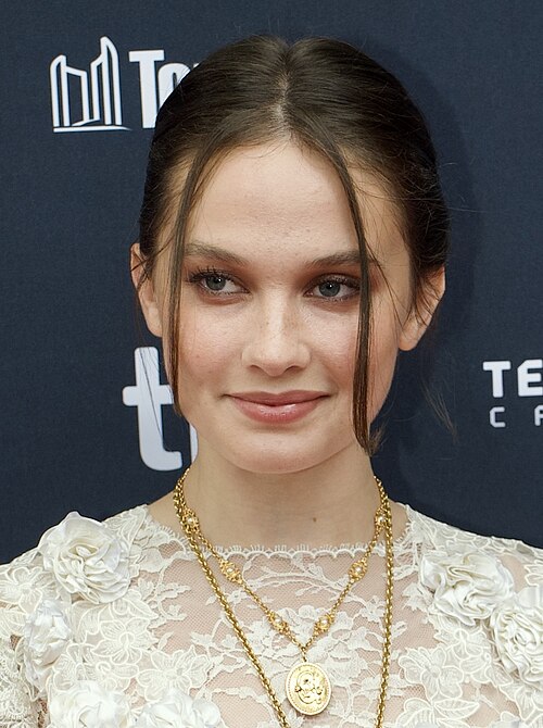 Cailee Spaeny attends "Wake Up Dead Man: A Knives Out Mystery" world premiere.