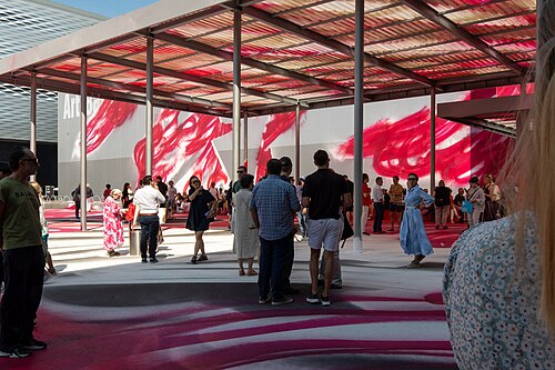 Crowds waiting to enter Hall 2 on Day 1 of Art Basel