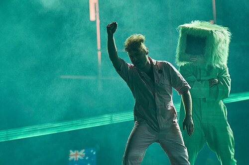 ESC 2026 Second Semi Final Look mum no computer 001
