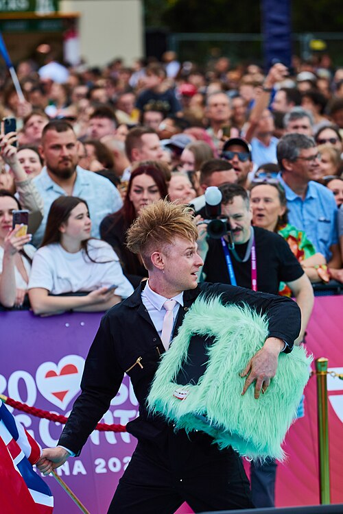ESC 2026 Turquoise Carpet Event Look mum no computer 001