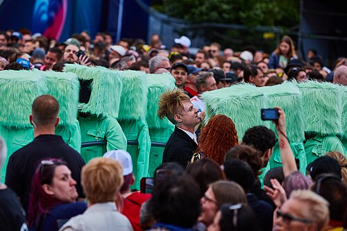 ESC 2026 Turquoise Carpet Event Look mum no computer 006