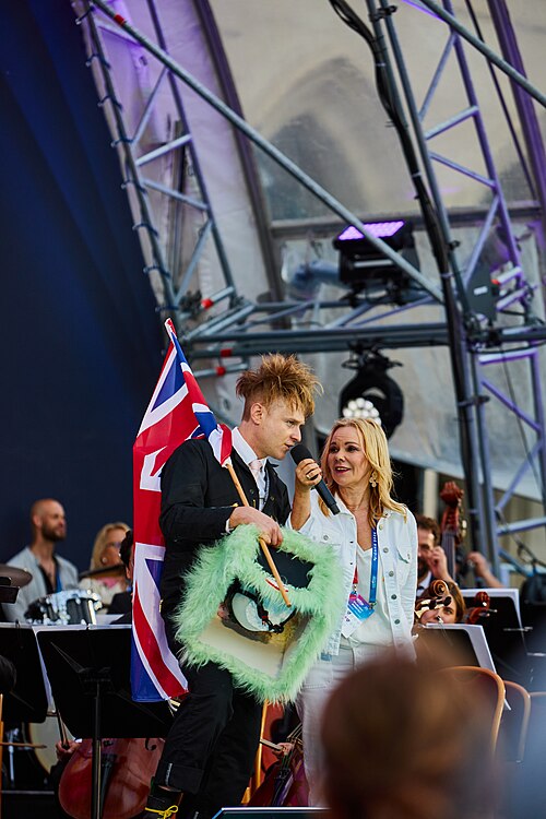 ESC 2026 Turquoise Carpet Event Look mum no computer 009